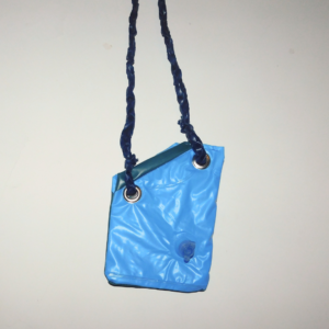cartera hecha a partir de inflable de pileta pinchado pvc reutilizado color celeste combianda con verde, pituto y tira de colchon inflable azul trenzado