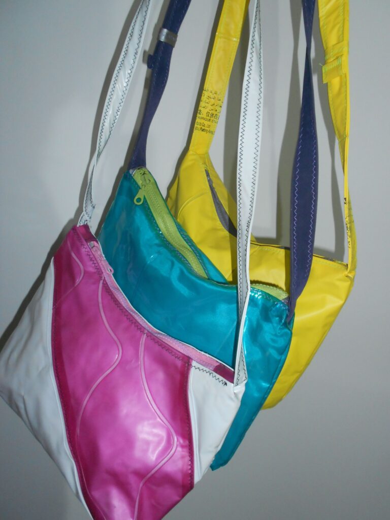 carteras hechas con pvc recuperado de inflables pinchados