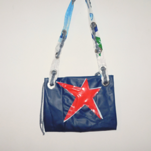 cartera diseñada a partir de colchón inflable azul pinchado recuperado con estrella de PVC roja y blanca con tira de plástico de descarte y cordón gris trenzado