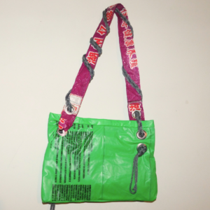 cartera diseñada a partir de inflable pinchado de pileta pvc recuperado verde con tira de pláticos de descarte y cordón gris trenzado