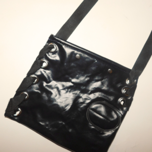 cartera diseñada a partir de inflables pinchados negra pvc reutilizado con cinta mochilera negra