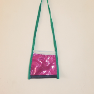 cartera diseñada a partir inflables pinchados reutilizados y cinta mochilera verde oscuro