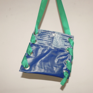 cartera diseñada a partir de colchón inflable pinchado color azul pvc reutilizado, con tira de cinta mochilera verde oscuro