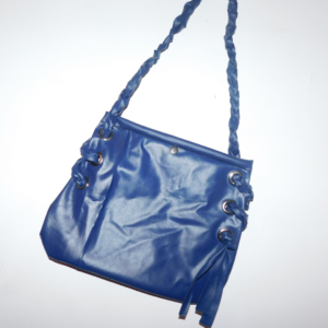 cartera de colchón inflable azul pvc reutilizado con tira hecha del mismo material trenzado