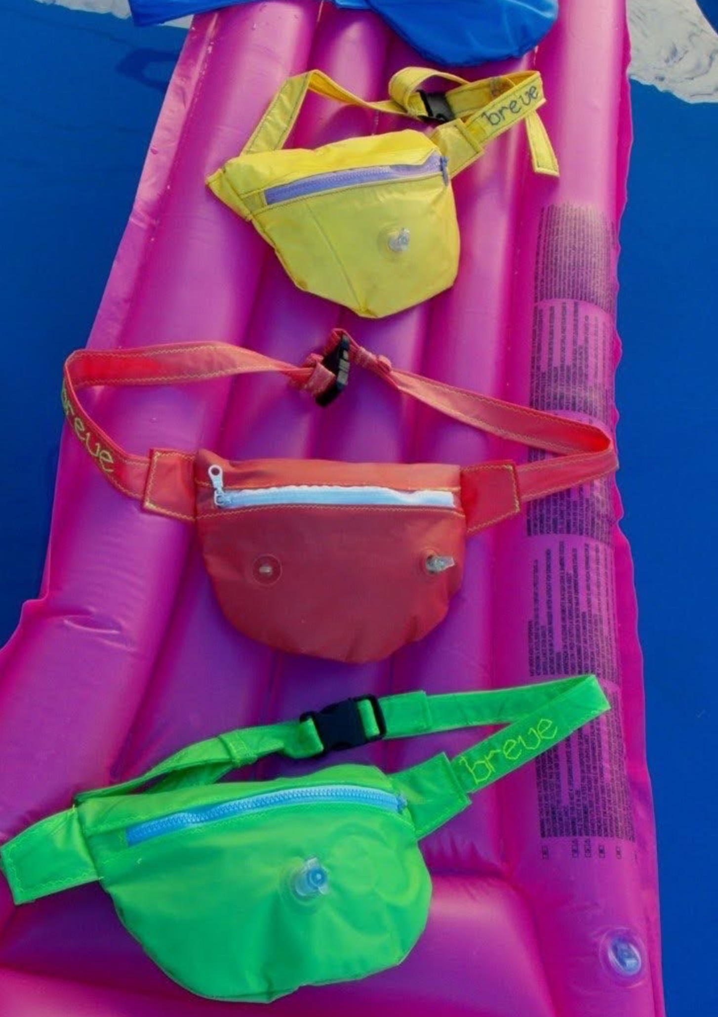 riñoneras de colores hechas con pvc recuperado de inflables pinchados