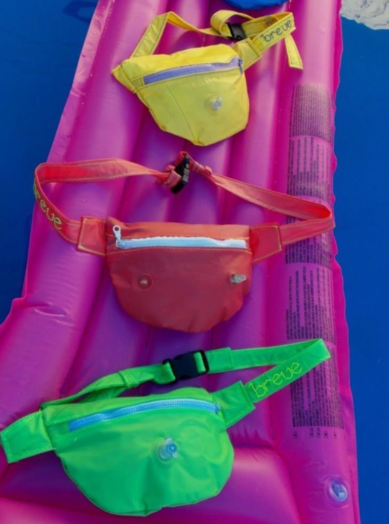 riñoneras de colores hechas con pvc recuperado de inflables pinchados