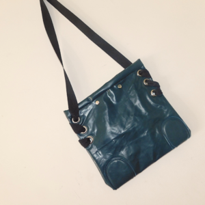 cartera verde hecha con colchón inflable pinchado reutilizado