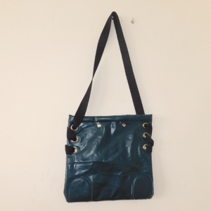 cartera verde hecha con colchón inflable pinchado reutilizado