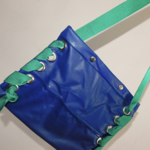 cartera diseñada a partir de colchón inflable pinchado azul pvc recuperado y cinta mochilera verde oscuro