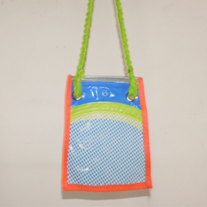 cartera diseñada a partir de inflables de pileta pinchados pvc reutilizado de color gris, azul y red blanca; tiene terminaciones con mochilera naranja y tira de cordón verde trenzado