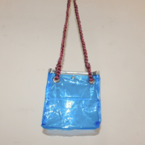 cartera azul transparente inflable de pileta pinchado pvc recuperado y tira de cinta tornasolada
