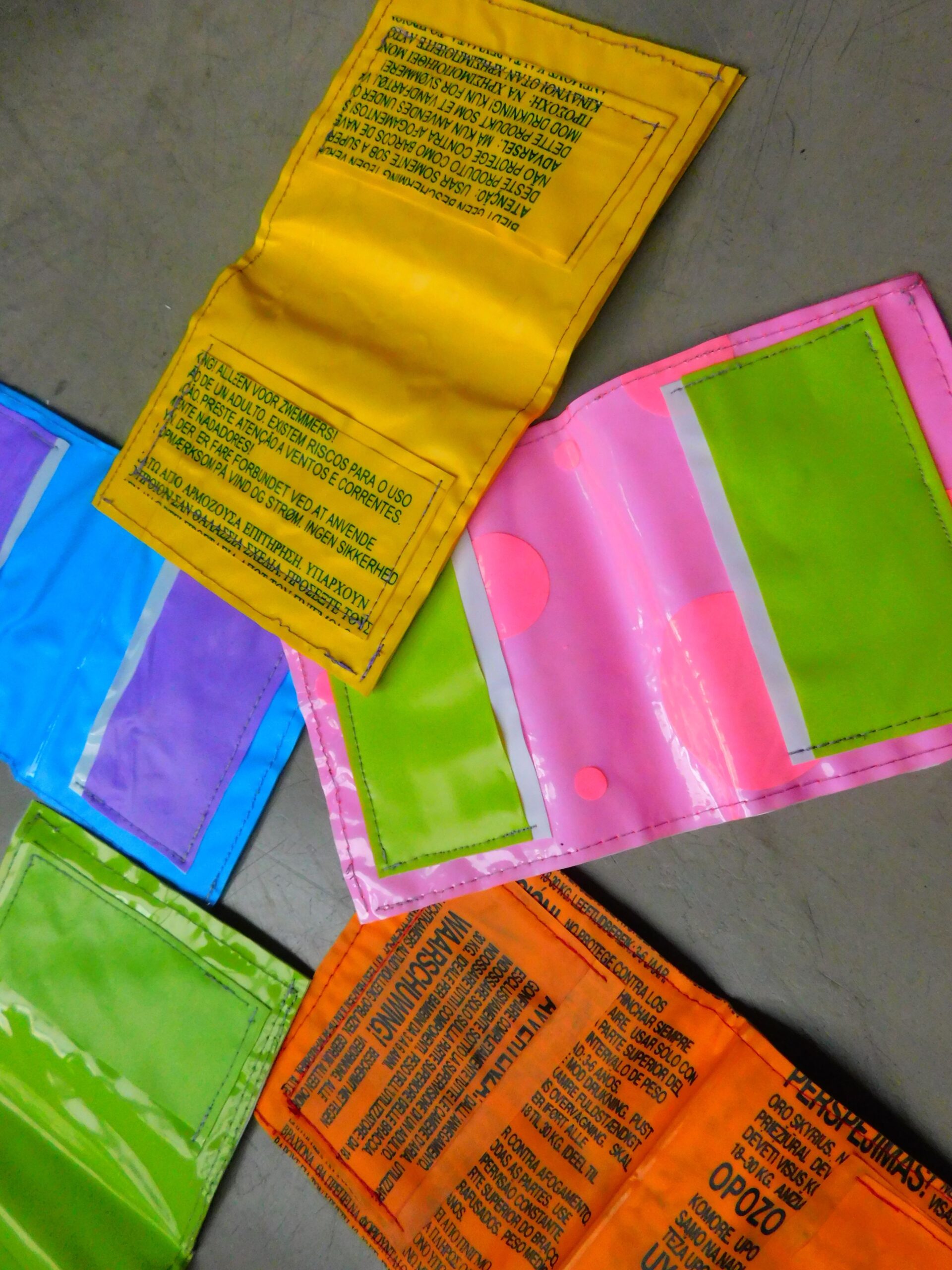 billeteras hechas con pvc recuperado de inflables pinchados