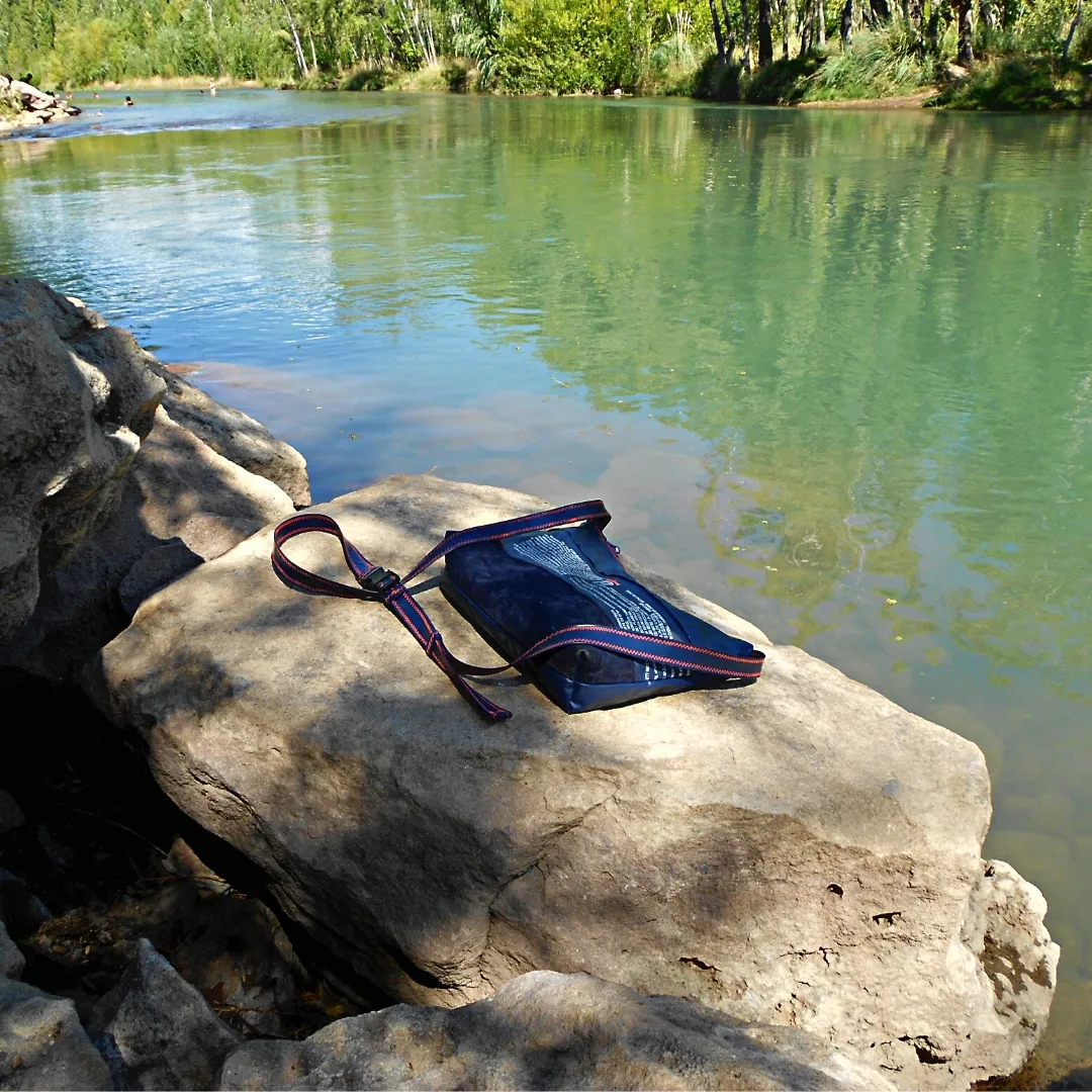 cartera de pvc recuperado de colchón inflable pinchado en el río