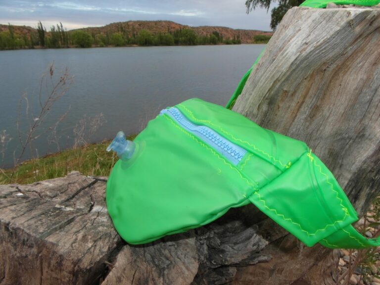 riñonera hecha con pvc recuperado de inflable de pileta verde pinchado