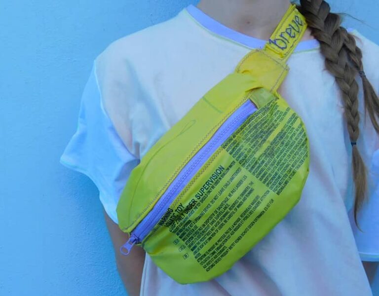 riñonera hecha con pvc recuperado de inflable pinchado amarillo con inscripciones