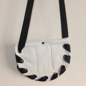 cartera inflable blanco pinchado pvc reutilizado y cinta mochilera negra