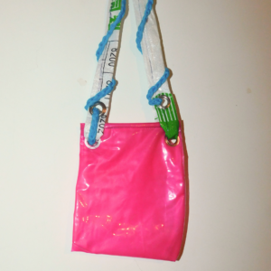 cartera rosa hecha con inflable de pileta pinchado pvc recuperado con tira hehca con plástic de descarte y cordón turquesa tejido
