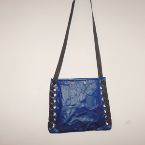 cartera hecha con colchón inflable azul pinchado pvc reutilizado con tira de mochilera negra y ojales