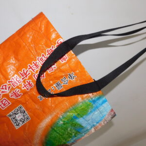 totebag hecha con descartes plásticos recuperados