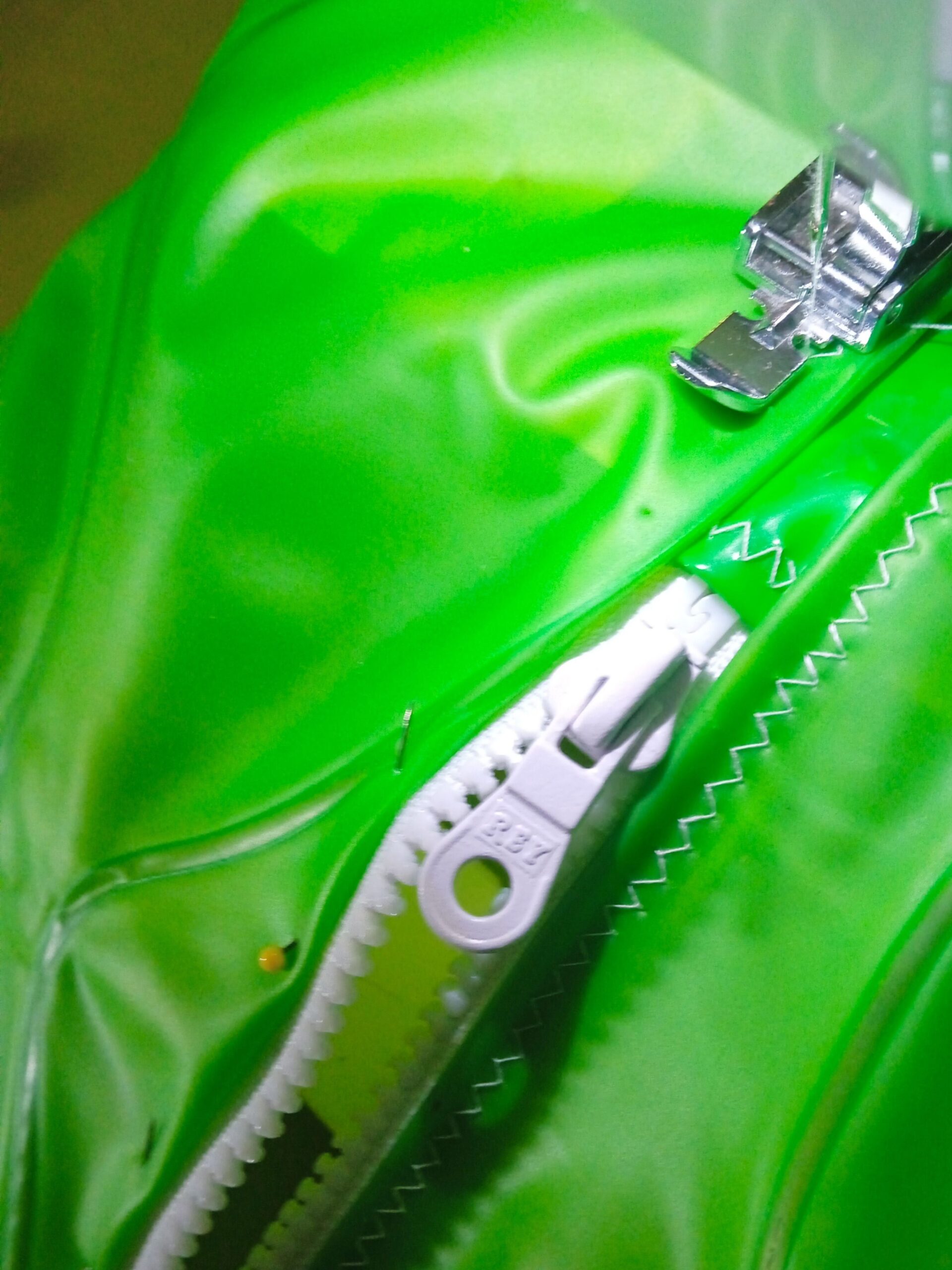 cosiendo pvc recuperado de flotador inflable pinchado
