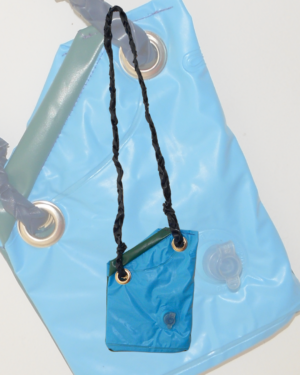 cartera hecha a partir de inflable de pileta pinchado pvc reutilizado color celeste combianda con verde, pituto y tira de colchon inflable azul trenzado