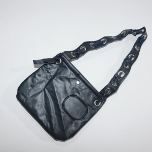 bolso sustentable negro hecho de plástico reciclado