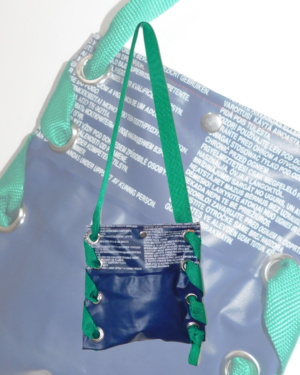 cartera reciclada pvc reutilizado slowfashion handmade