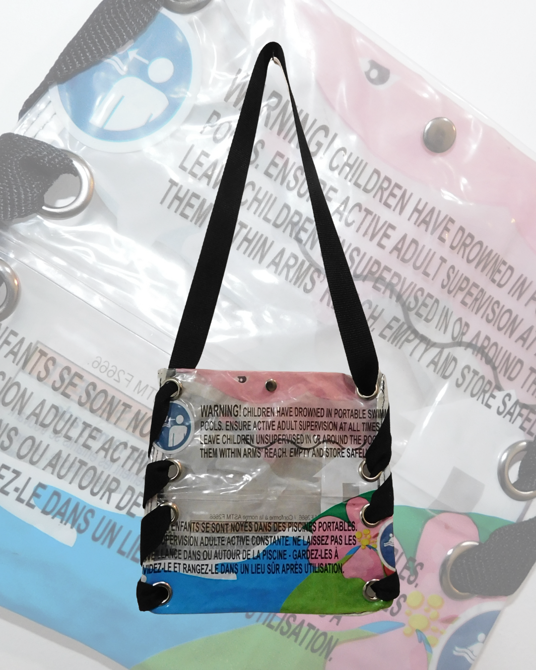 cartera reciclada transparente con inscripciones