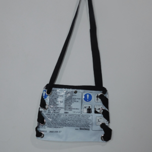 cartera reciclada transparente con inscripciones colchoneta inflable piscina