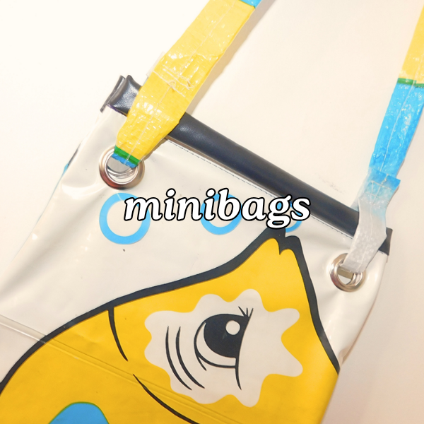 cartera upcycled de inflable pinchado reutilizado con estampado de pecesito