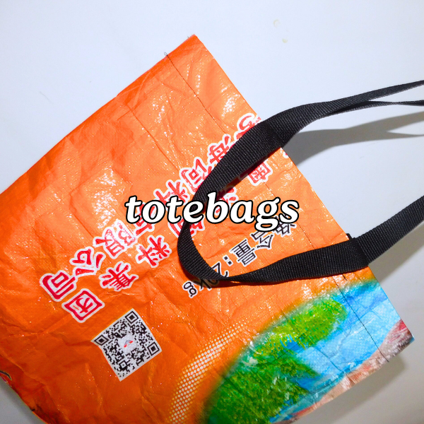 totebag hecha de plastico reciclado de colores con tira mochilera