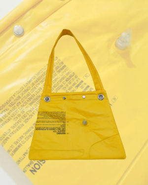 cartera amarilla impermeable y artesanal