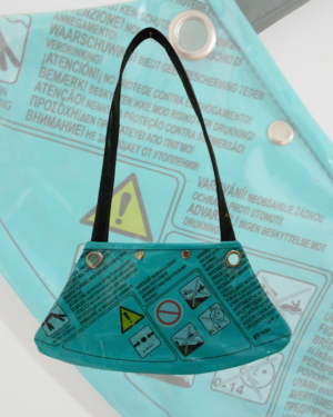cartera reciclada cian artesanal e impermeable